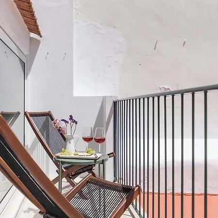 Apartamento Com Varanda, Muito Central, Ttl333 *