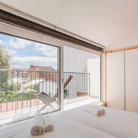 Apartamento Com Varanda, Muito Central, Ttl333